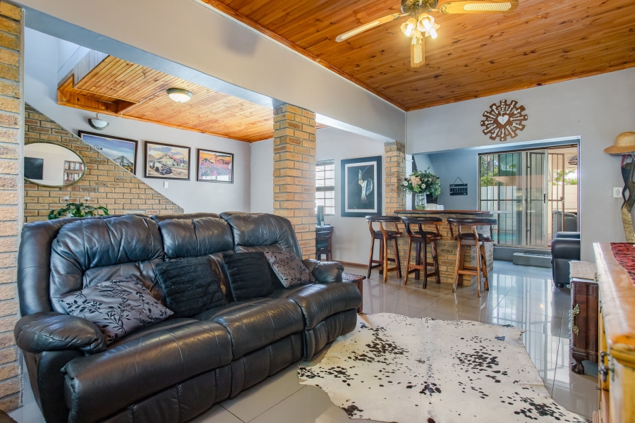 7 Bedroom Property for Sale in Uitsig Western Cape